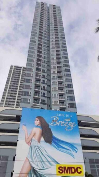 Breeze Residences - 1Br Unit With Balcony -Top Floor Manila Esterno foto