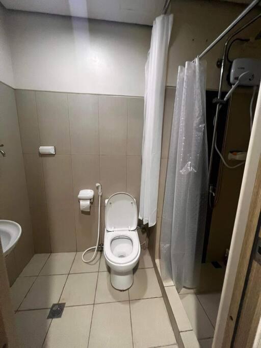 Breeze Residences - 1Br Unit With Balcony -Top Floor Manila Esterno foto