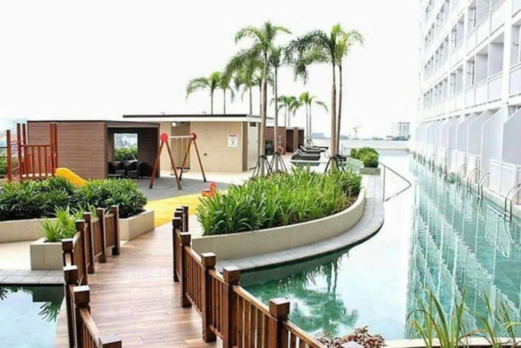 Breeze Residences - 1Br Unit With Balcony -Top Floor Manila Esterno foto